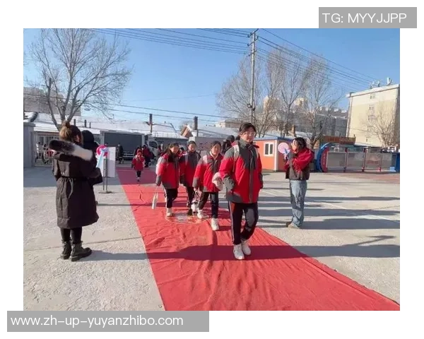 足球场上的童趣时刻小孩们的欢笑与梦想交织的开场仪式